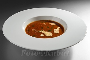 Rajčatová polévka s bazalkovým pestem